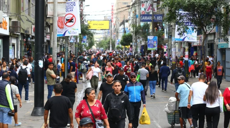 Foto de los pasillos y comerciantes del emporio de Gamarra, Lima